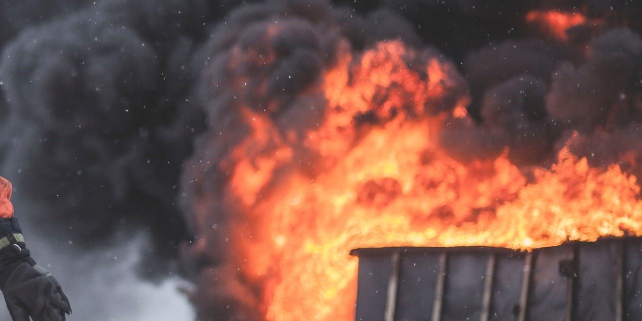 Enorme brand bij Intratruin in Lisse