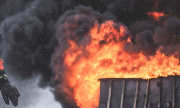 Enorme brand bij Intratruin in Lisse