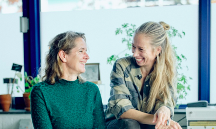 Premium artikel uit magazine: Veer&Moon, betekenisvolle cadeau’s een met sierlijk bloemmotief
