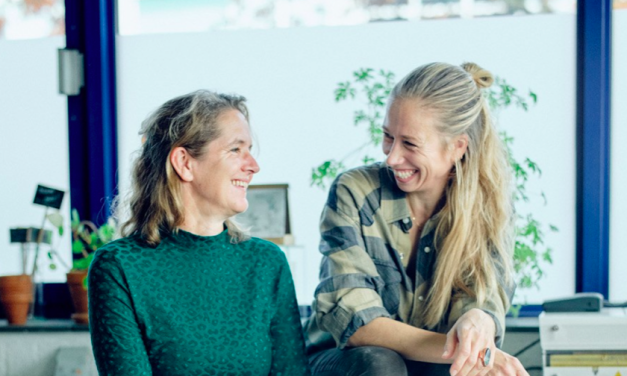 Premium artikel uit magazine: Veer&Moon, betekenisvolle cadeau’s een met sierlijk bloemmotief